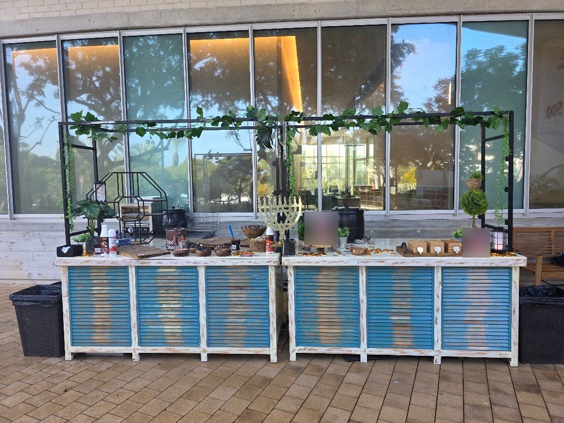 עמדת שוקו חם וממתקים לחנוכה מול חלונות גדולים